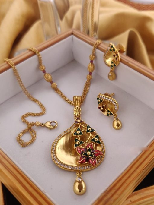 Beautiful traditional jewellery pendent set